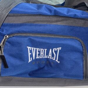 EVERLAST DUFFLE BAG WITH WHEELS BLUE NYLON TOUGH MATERIAL 2HANDLES AND FULL ZIP